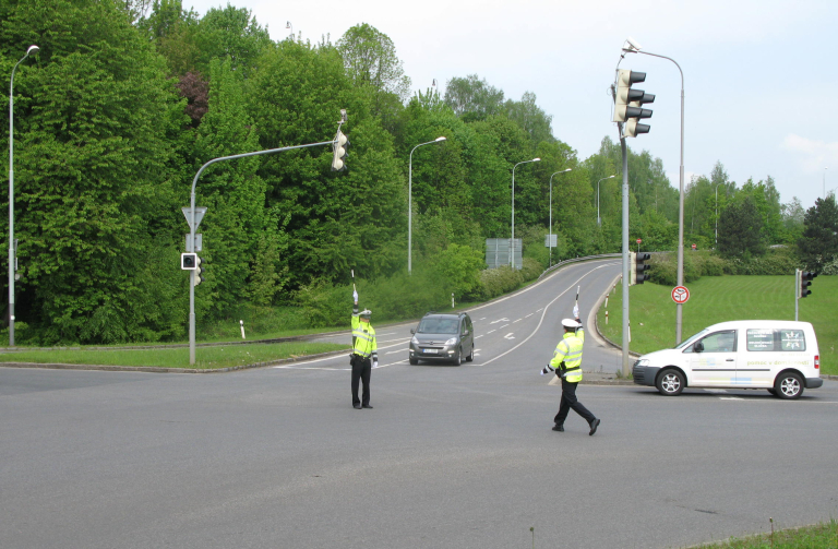 Dopravní policista Ota Uchytil již potřetí obhájil prvenství v soutěži řízení provozu na křižovatce